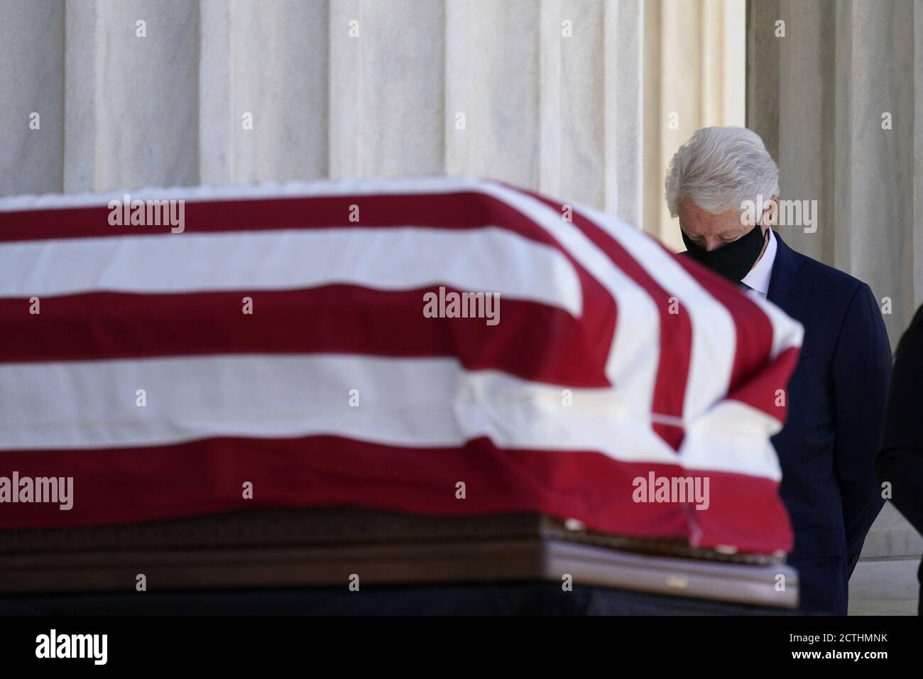 Washington, Stati Uniti. 23 Settembre 2020. L'ex presidente Bill Clinton paga i suoi omaggi mentre la giustizia Ruth Bader Ginsburg si trova in posa sotto il portico in cima ai gradini anteriori della Corte Suprema degli Stati Uniti, mercoledì 23 settembre 2020, a Washington, DC. Ginsburg, 87 anni, morì di cancro il 18 settembre. Foto in piscina di Alex Brandon/UPI Credit: UPI/Alamy Live News Foto Stock