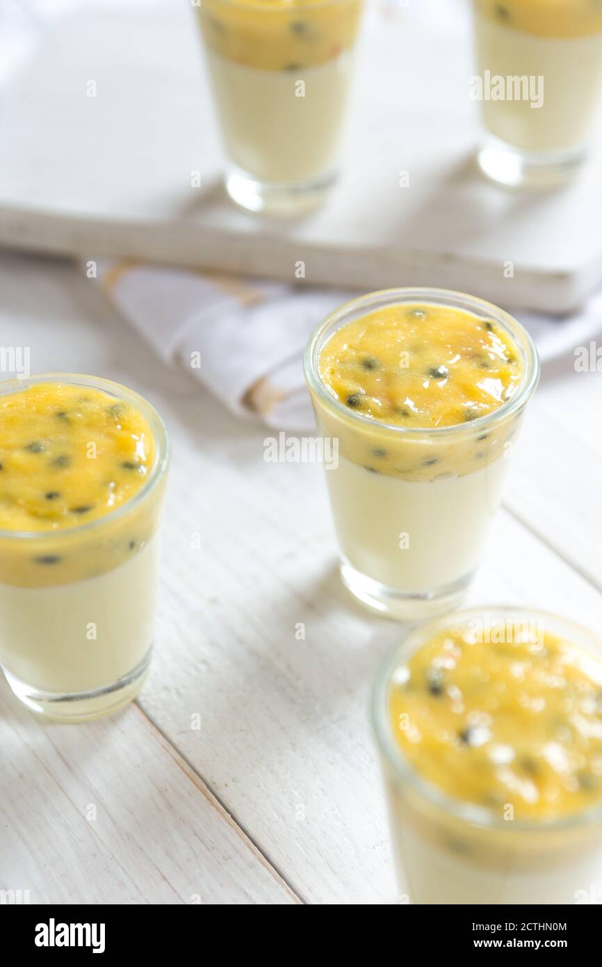 Dessert estivi di frutta e cioccolato bianco in bicchieri Foto Stock