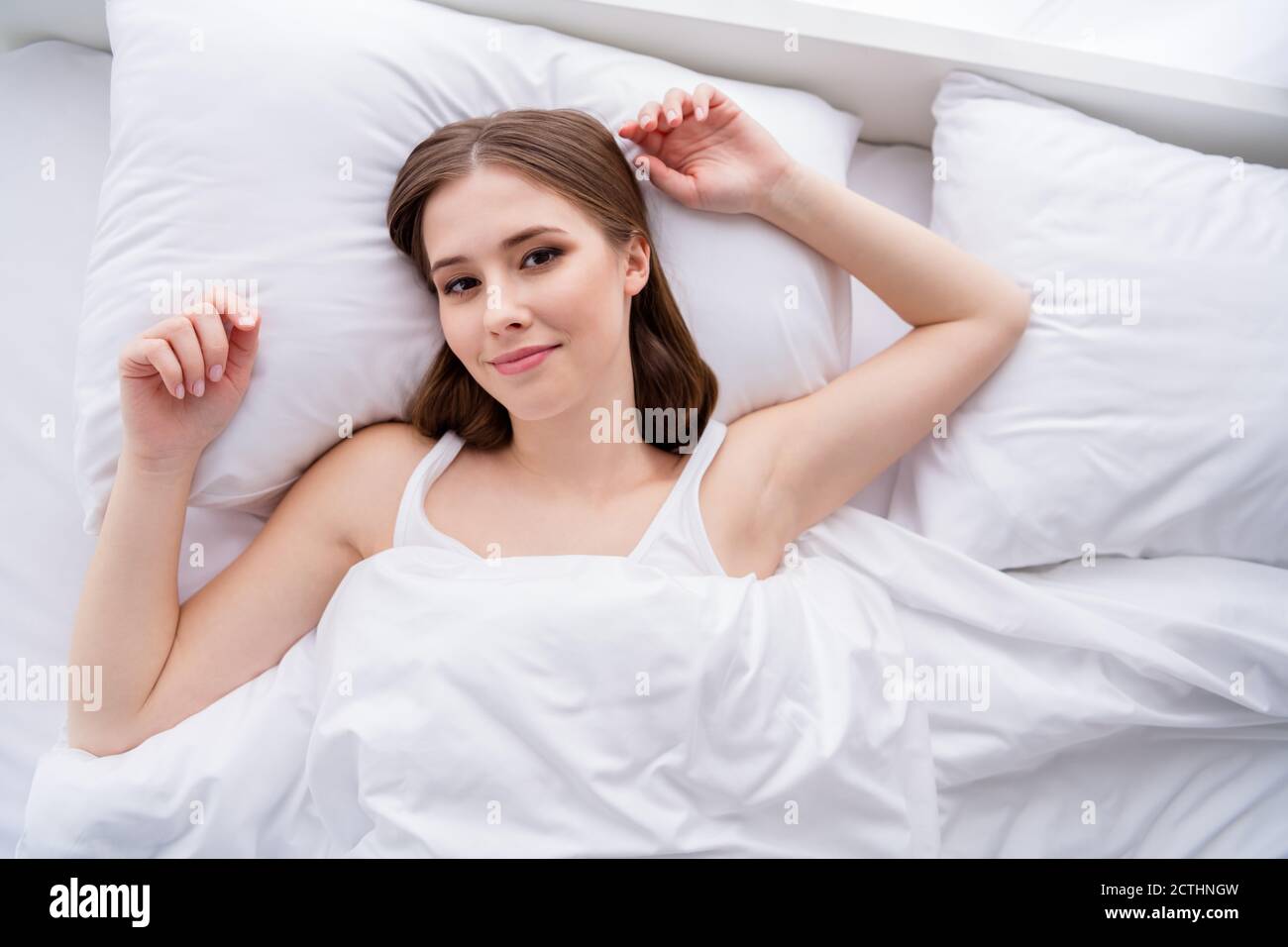 Alto angolo sopra vista foto di casa moglie affascinante giovane bella  signora sdraiato lenzuola letto coperta cuscino week-end coperta sabato  mattina buon umore Foto stock - Alamy