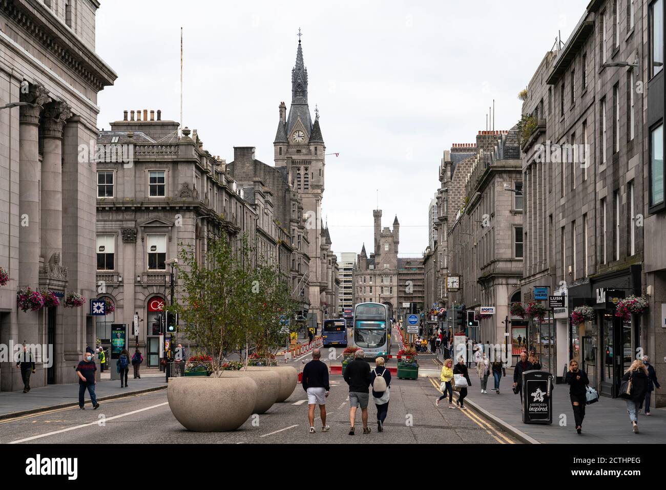 Vista lungo Union Street pedonale nel centro di Aberdeen, Scozia, Regno Unito Foto Stock