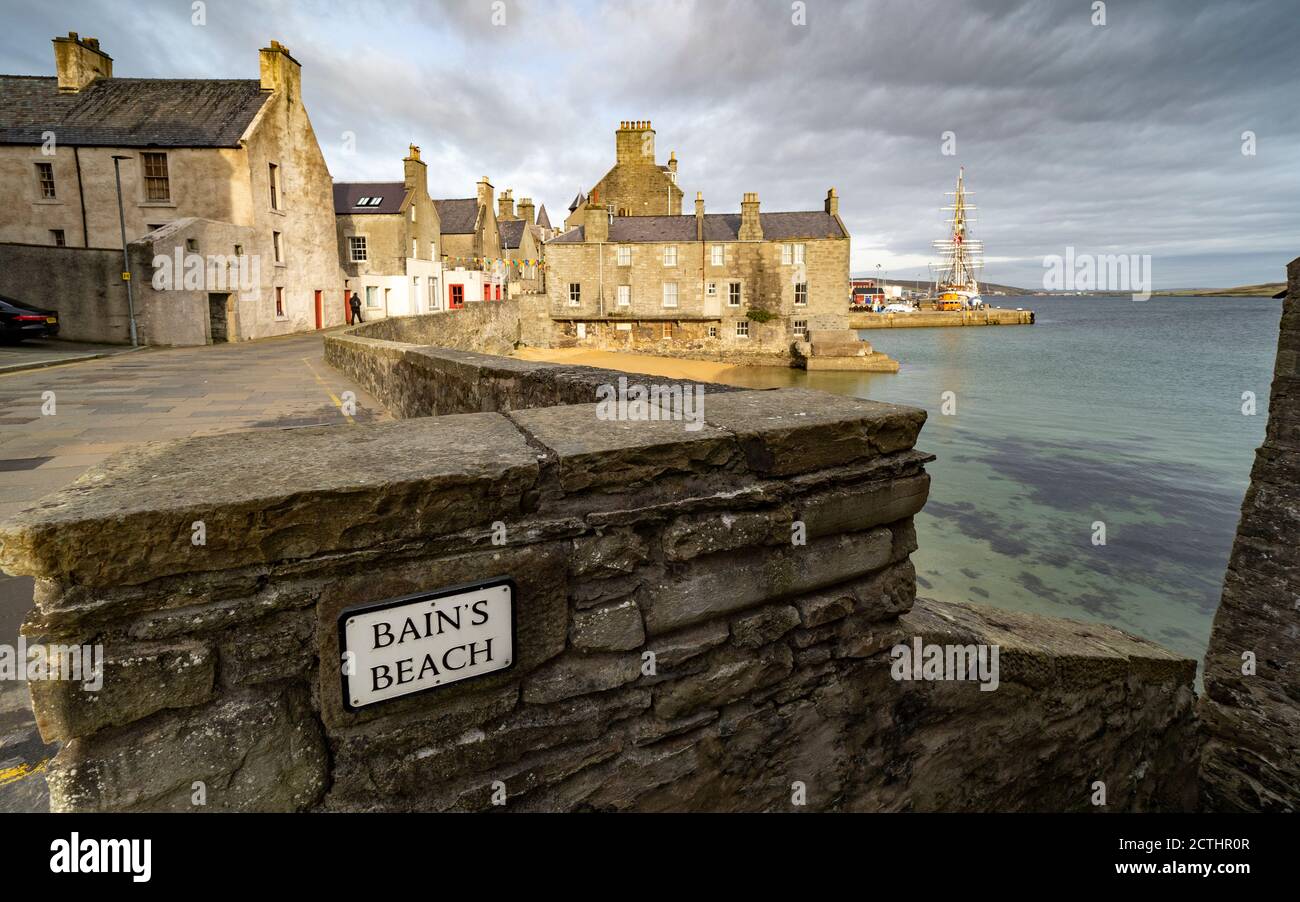 Vista della spiaggia di BainÕs sulla strada commerciale nel centro storico di Lerwick, Isole Shetland, Scozia, Regno Unito Foto Stock