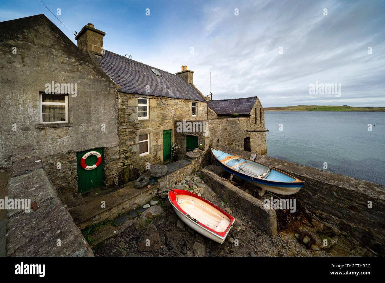 Vista esterna della vecchia Lodberrie (Lodberry) ex molo e magazzino a Lerwick, Shetland, Scozia, Regno Unito Foto Stock