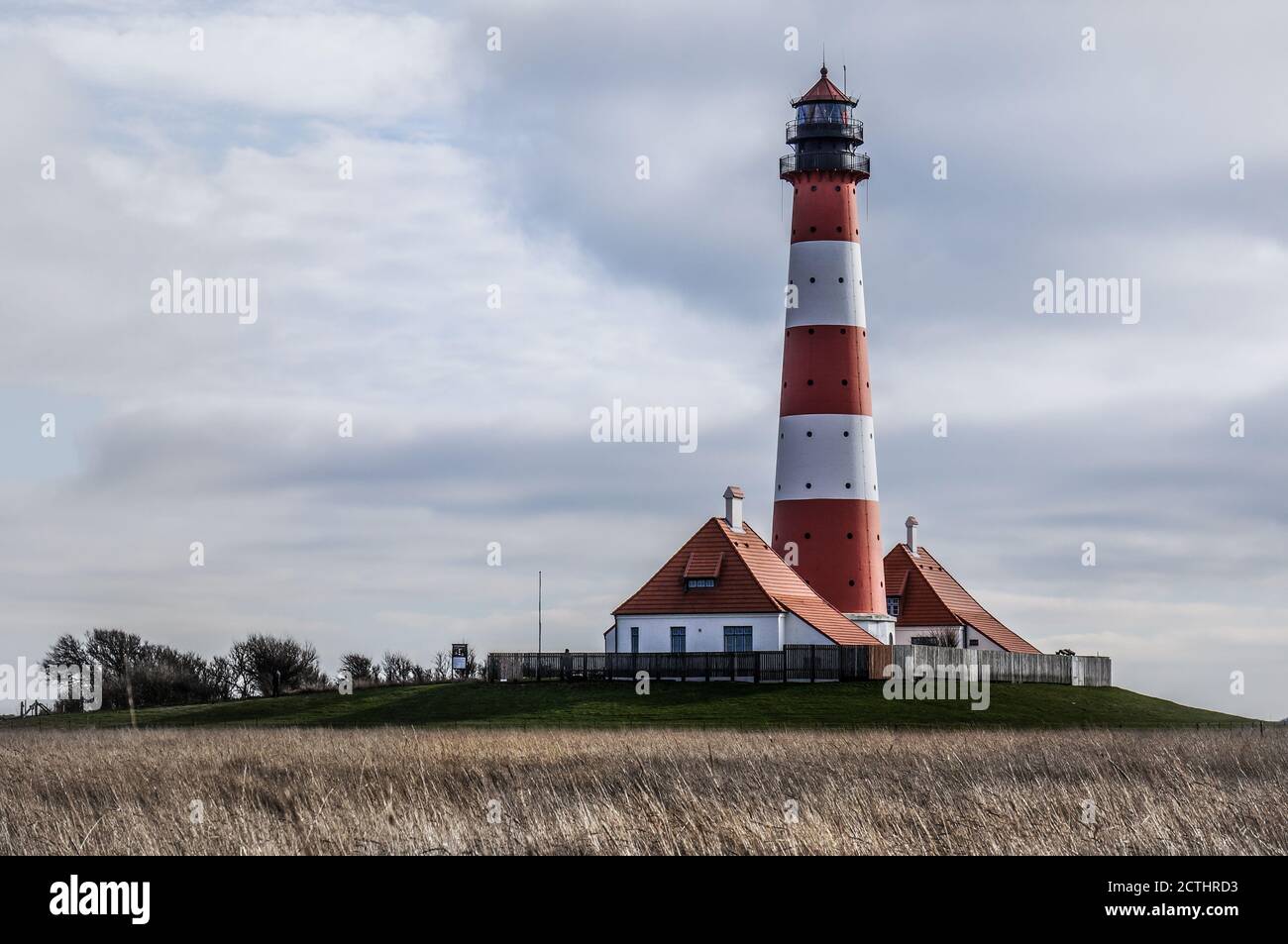 Famoso faro Westerheversand in un giorno nuvoloso nel mese di febbraio, Eiderstedt, Frisia del Nord, Germania Foto Stock