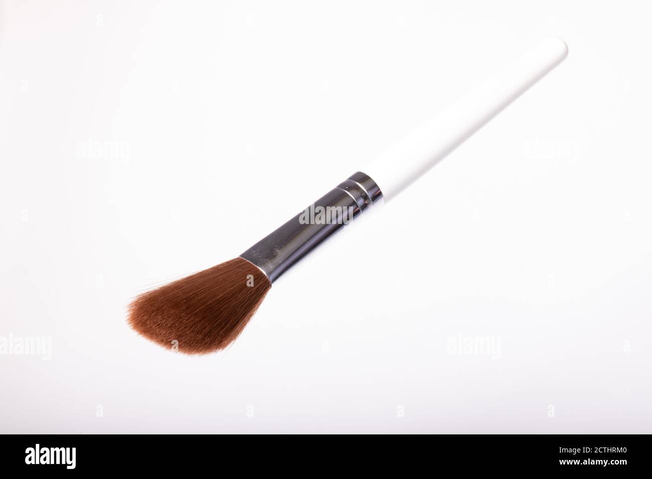 Spazzola di miscelazione bacis isolata su sfondo bianco. Strumenti per il trucco per la pelle Foto Stock