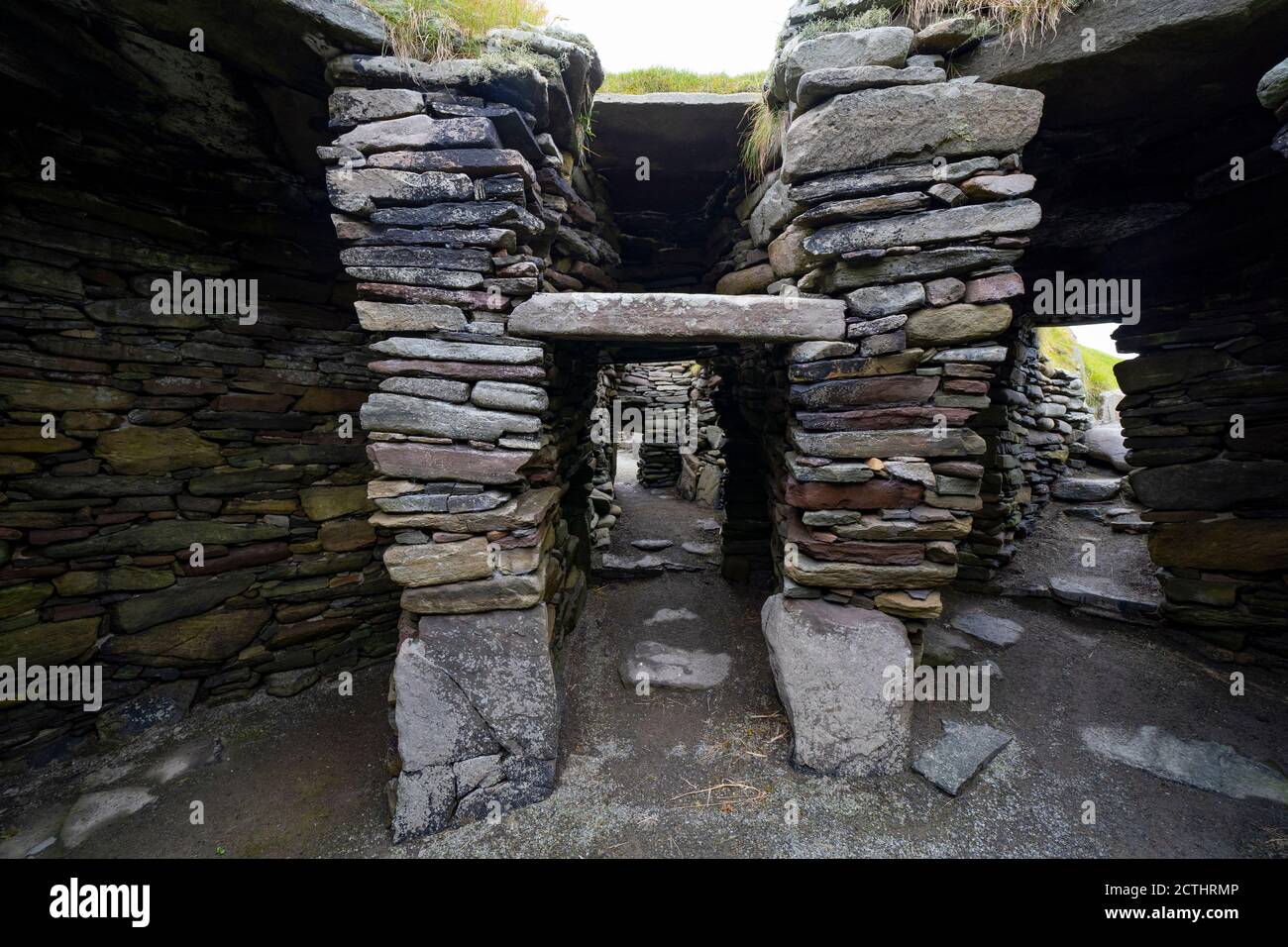 Vista del sito archeologico di antichi insediamenti a Jarlshof a Shetland, Scozia, Regno Unito Foto Stock