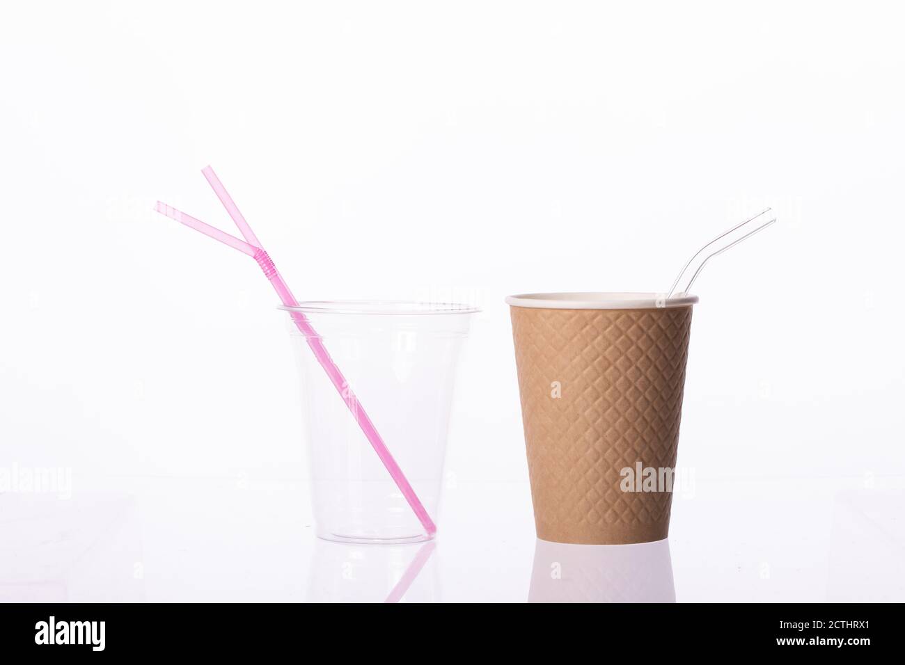 Protezione ambientale della tazza in plastica trasparente e della tazza da caffè in carta artigianale Foto Stock