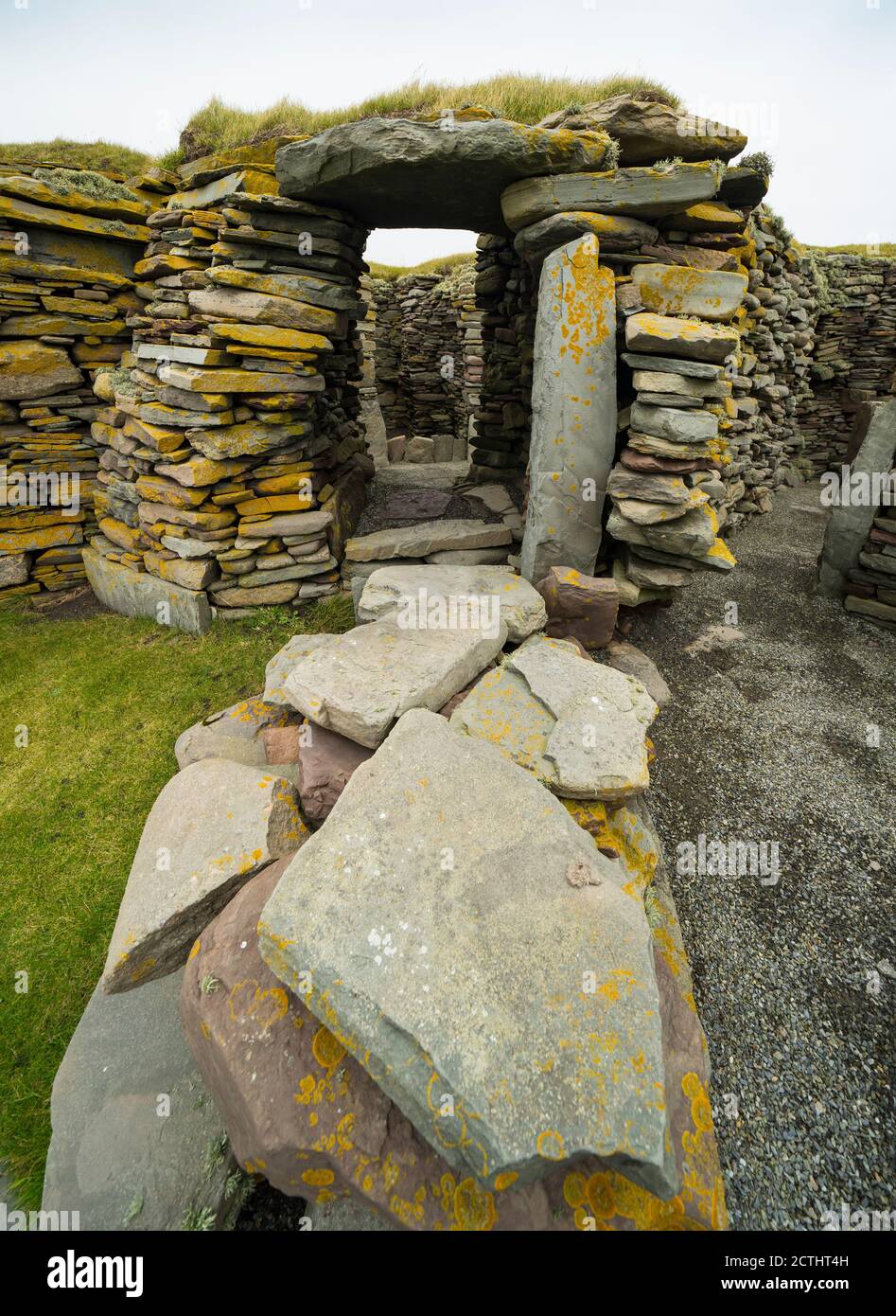 Vista del sito archeologico di antichi insediamenti a Jarlshof a Shetland, Scozia, Regno Unito Foto Stock