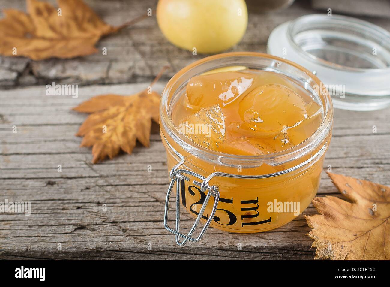 Marmellata di mele o salsa fatta in casa in vaso sul tavolo. Copia di sfondo rustico di legno spazio. Foto Stock