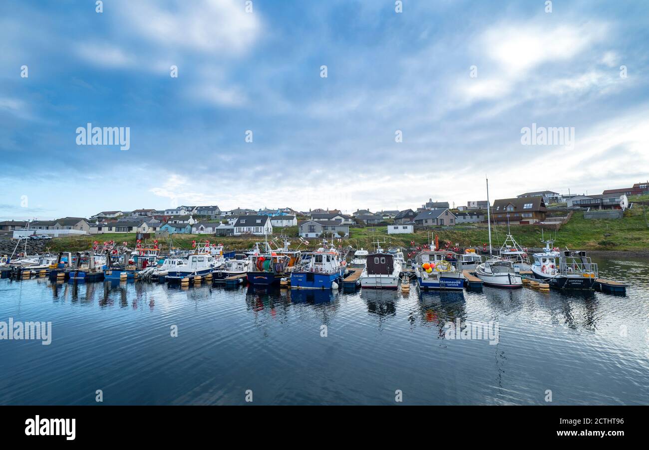 Vista mattutina del piccolo porto di pescatori di Hamnavoe, Shetland, Scozia, Regno Unito Foto Stock
