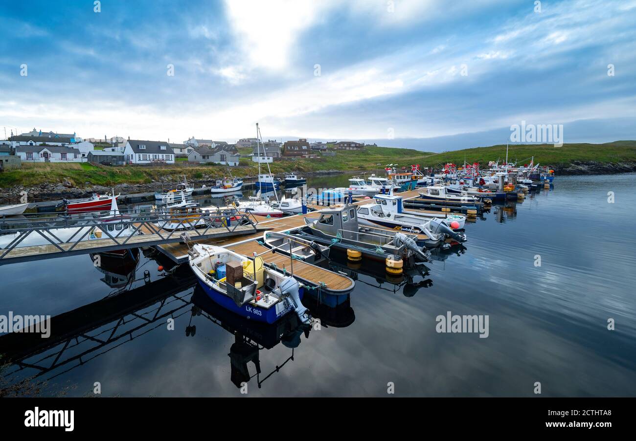 Vista mattutina del piccolo porto di pescatori di Hamnavoe, Shetland, Scozia, Regno Unito Foto Stock