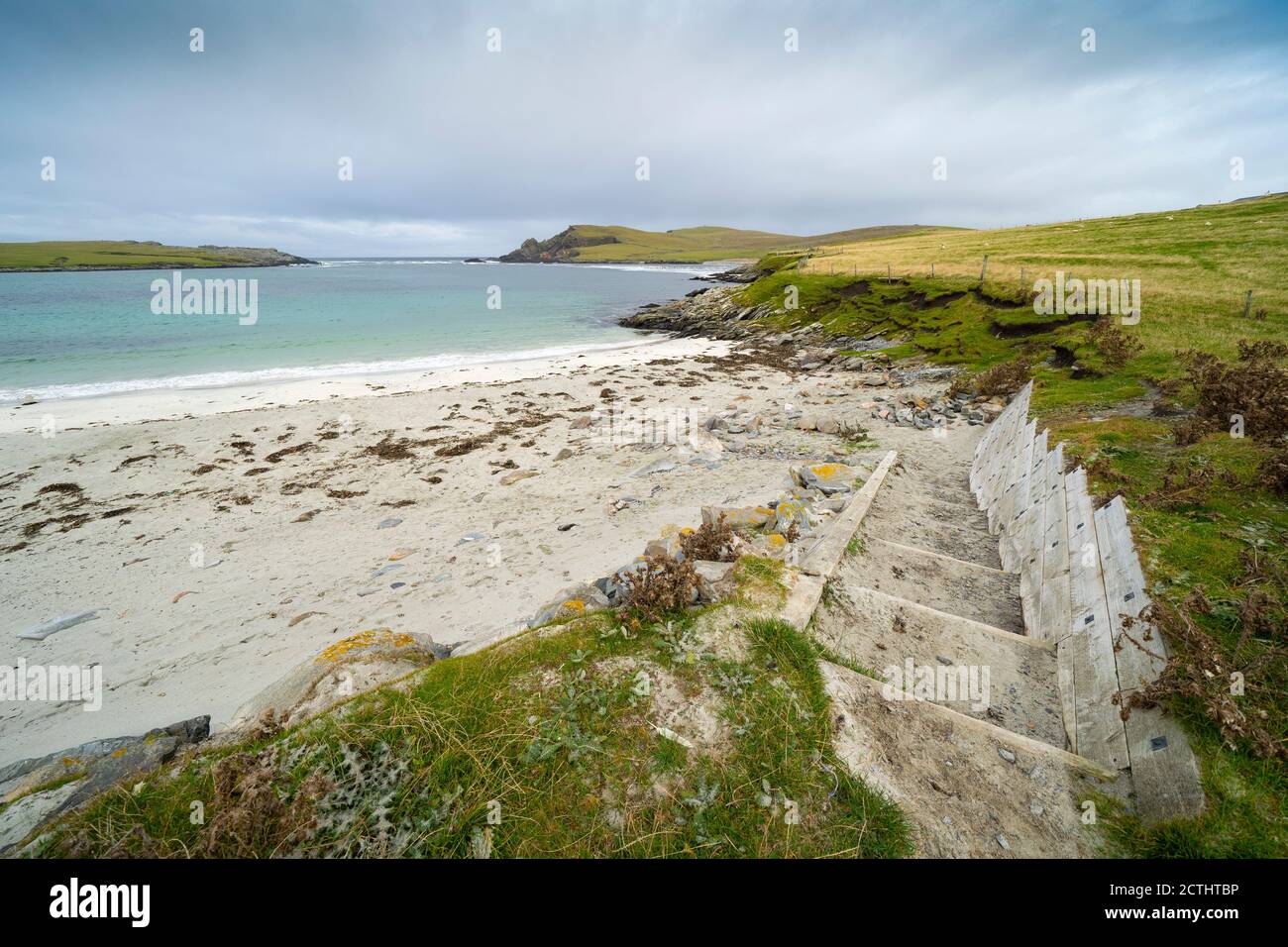 Vista della spiaggia su Ayre o Tombolo a Banna Minn a Papil su West Burra, Shetland, Scozia Regno Unito Foto Stock