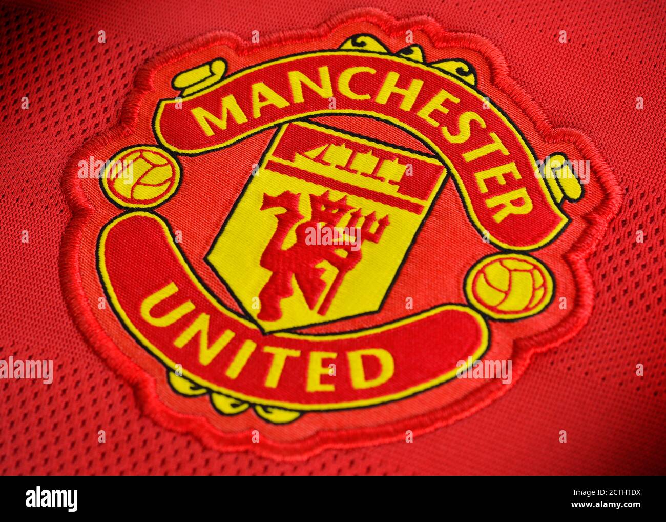 Distintivo Manchester United su una camicia da calcio, primo piano Foto Stock