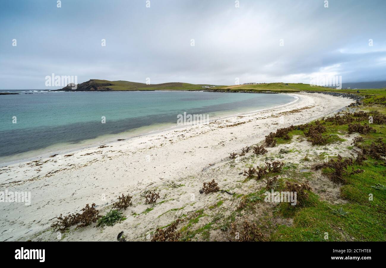 Vista della spiaggia su Ayre o Tombolo a Banna Minn a Papil su West Burra, Shetland, Scozia Regno Unito Foto Stock