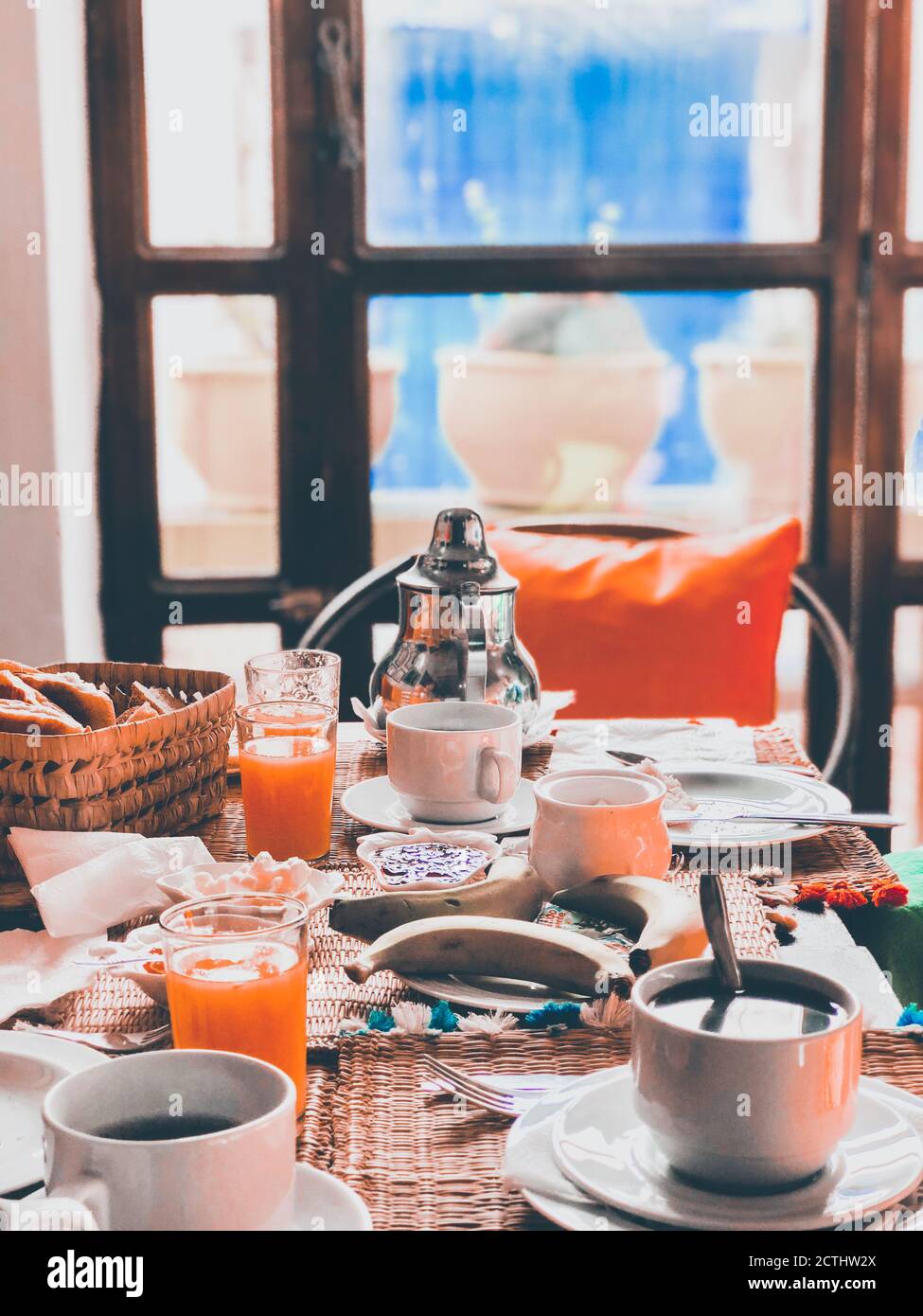 Deliziosa colazione con tè alla menta in stile marocchino riad Foto Stock