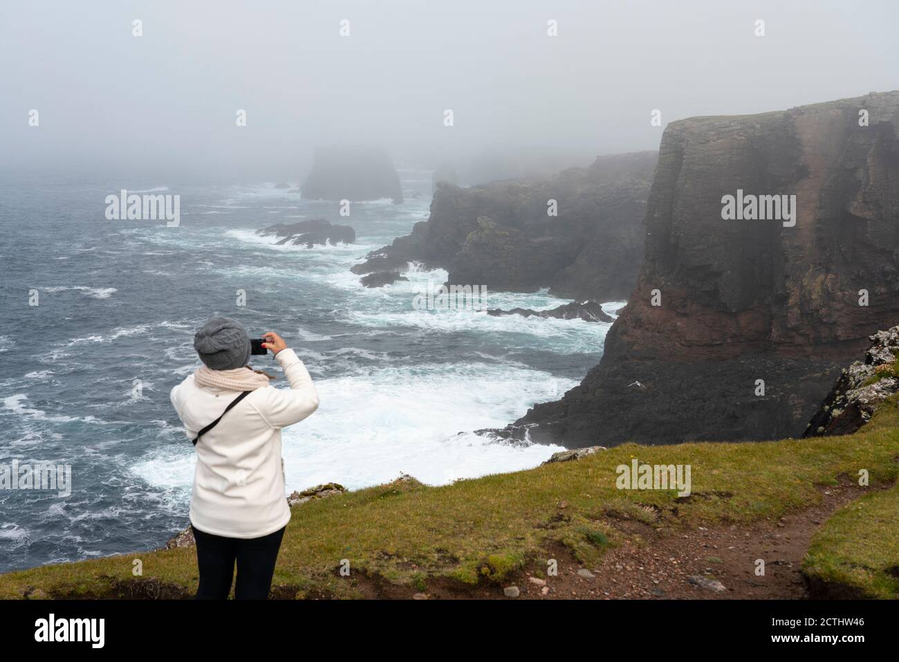 Spettacolari scogliere sulla costa di Eshaness a Northmavine , terraferma settentrionale delle isole Shetland, Scozia, Regno Unito Foto Stock
