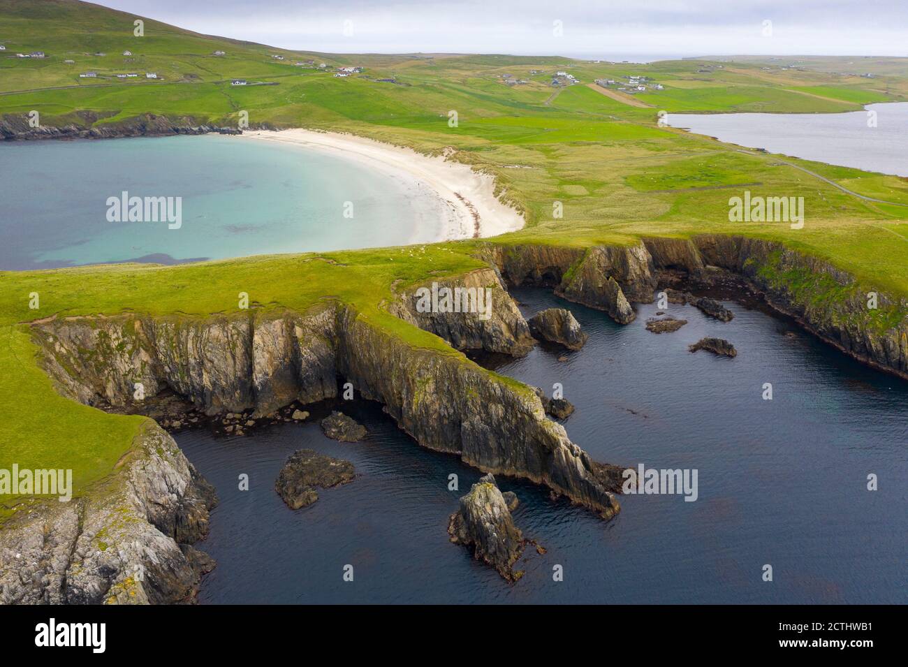 Vista di Spiggie Beach chiamato anche Scousburgh Sands e Loch of Spiggie, a Dunrossness, Shetland, Scozia, Regno Unito Foto Stock