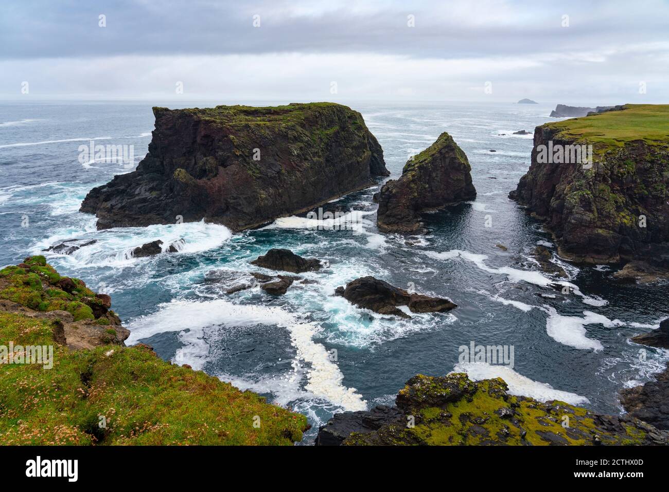 Spettacolari scogliere e Moo Stack prominenti sulla costa di Eshaness a Northmavine , terraferma settentrionale delle Isole Shetland, Scozia, Regno Unito Foto Stock