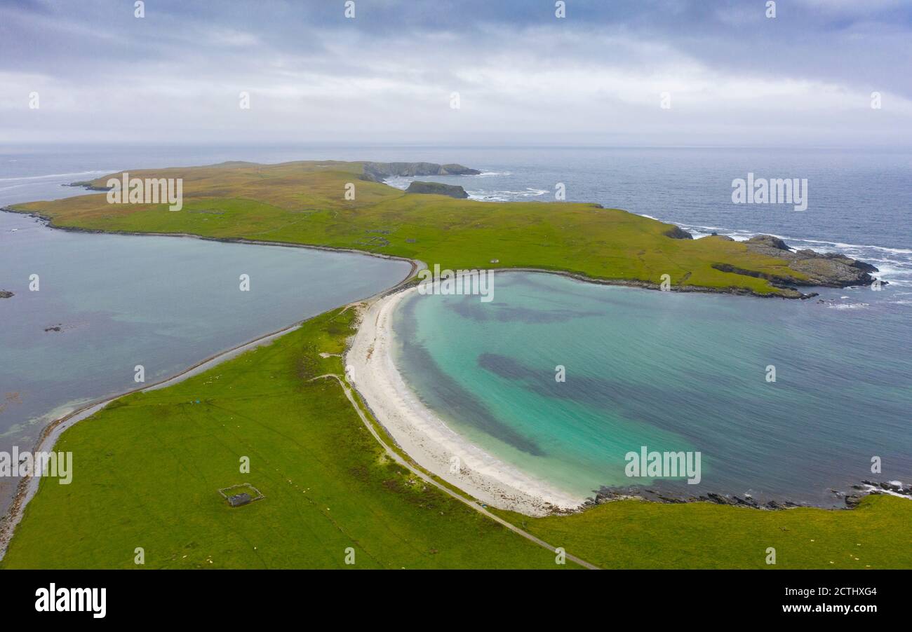 Vista della spiaggia su Ayre o Tombolo a Banna Minn a Papil su West Burra, Shetland, Scozia Regno Unito Foto Stock