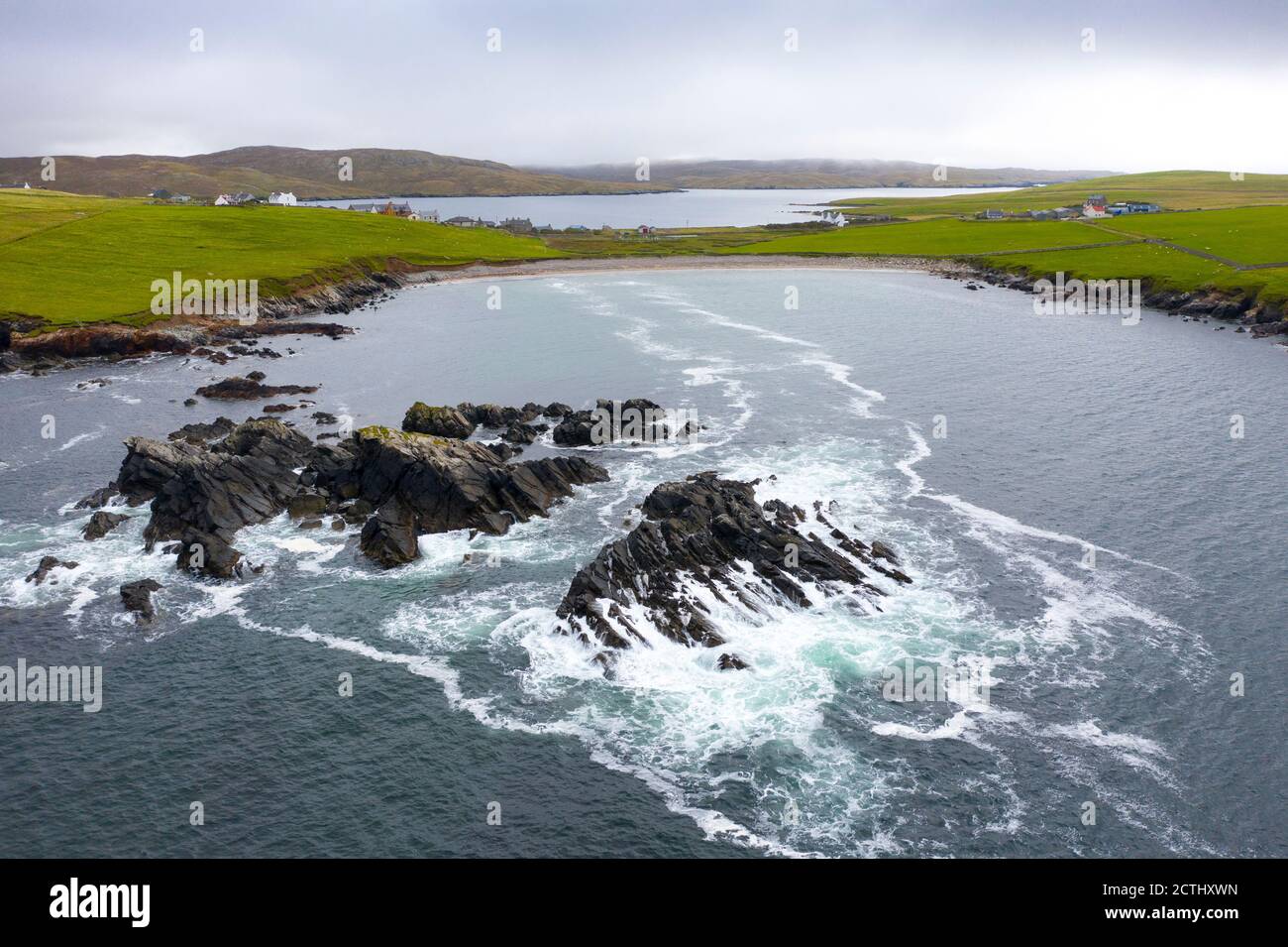 Vista di Sandwick Beach a Hillswick , Northmavine su Shetland, Scozia, Regno Unito Foto Stock