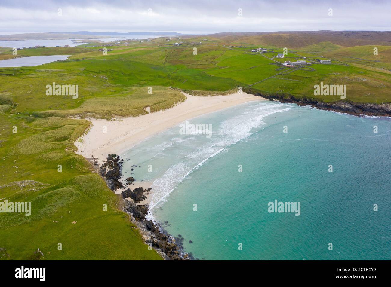 Vista sulla spiaggia di Wick of Breckon sull'isola di Yell, Shetland, Scozia, Regno Unito Foto Stock