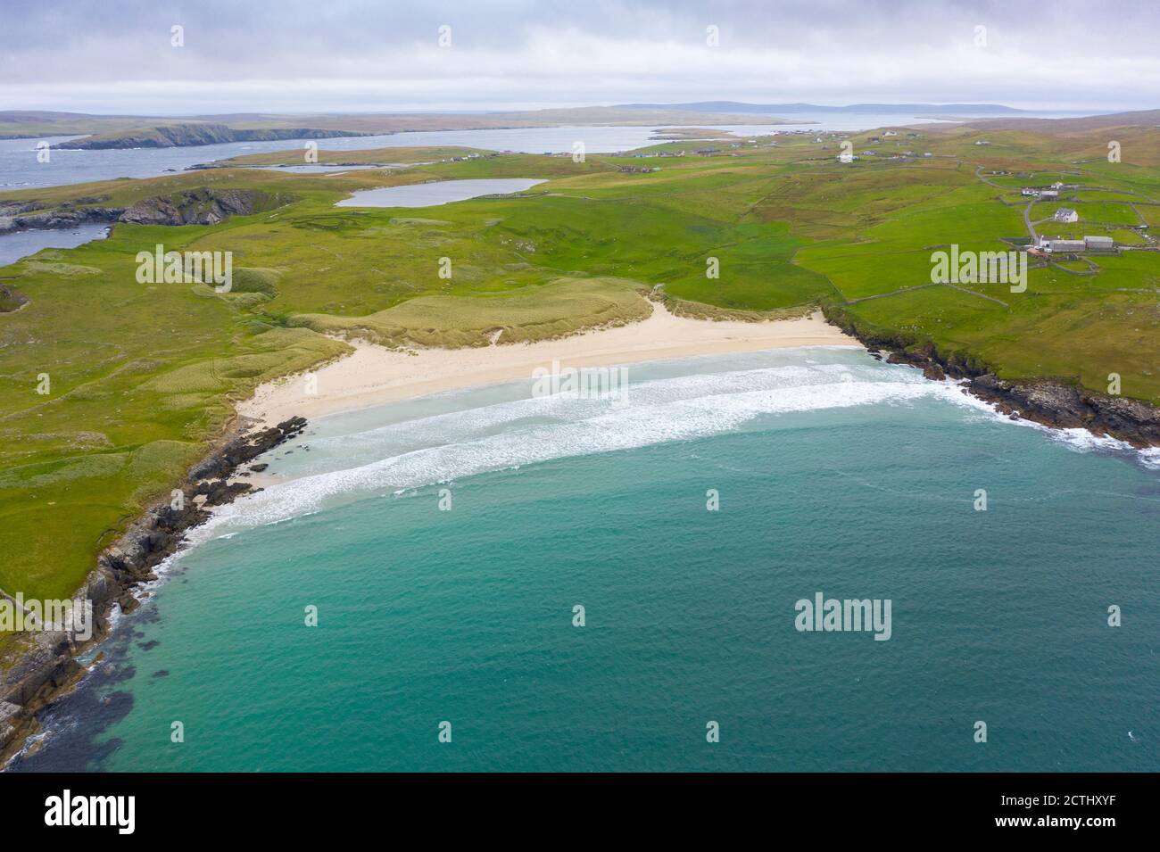 Vista sulla spiaggia di Wick of Breckon sull'isola di Yell, Shetland, Scozia, Regno Unito Foto Stock