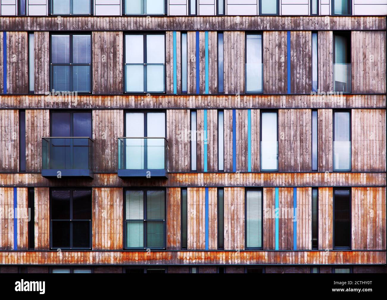 Moderno architettura verticale legno rivestimento di appartamenti e appartamenti con balconi e finestre Foto Stock