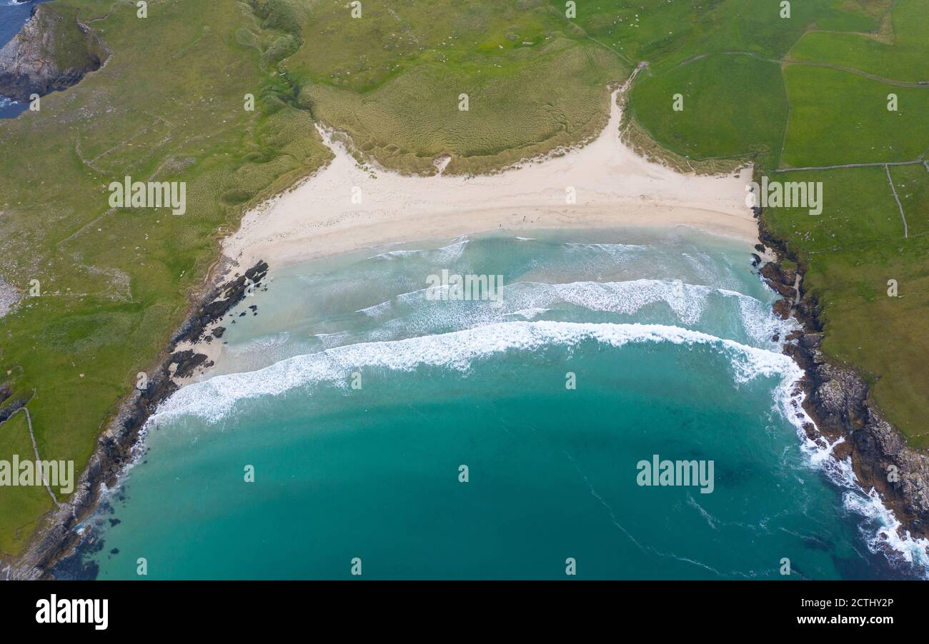 Vista sulla spiaggia di Wick of Breckon sull'isola di Yell, Shetland, Scozia, Regno Unito Foto Stock