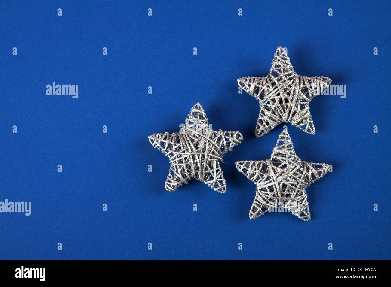 Brillante stella di Natale in argento su sfondo blu. Utilizzare per i saluti di Capodanno. Banner minimo, spazio di copia per il testo, flatlay. Foto Stock