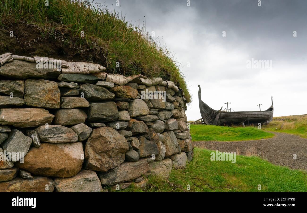 Vichinghouses e ricostruito Vichingboat a Haroldswick, Unst, Shetland, Scozia, Regno Unito Foto Stock