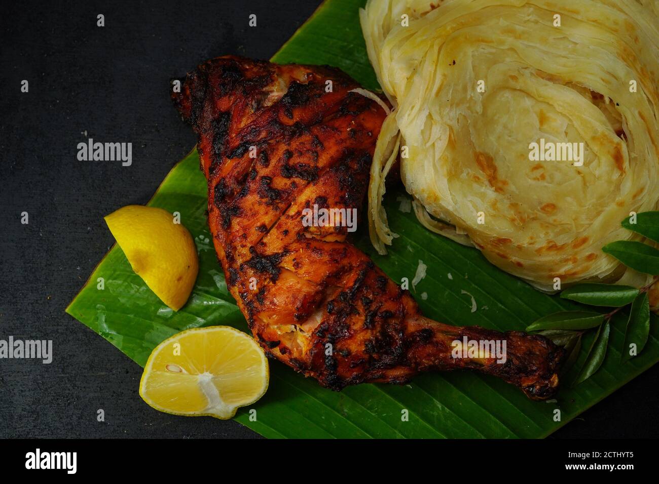 Kerala Parotta o Porotta con pollo alla griglia, fuoco selettivo Foto Stock
