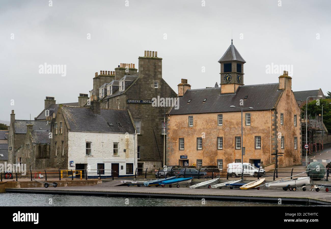 Antichi edifici storici che si affacciano sul porto di Lerwick, Shetland, Scozia, Regno Unito Foto Stock