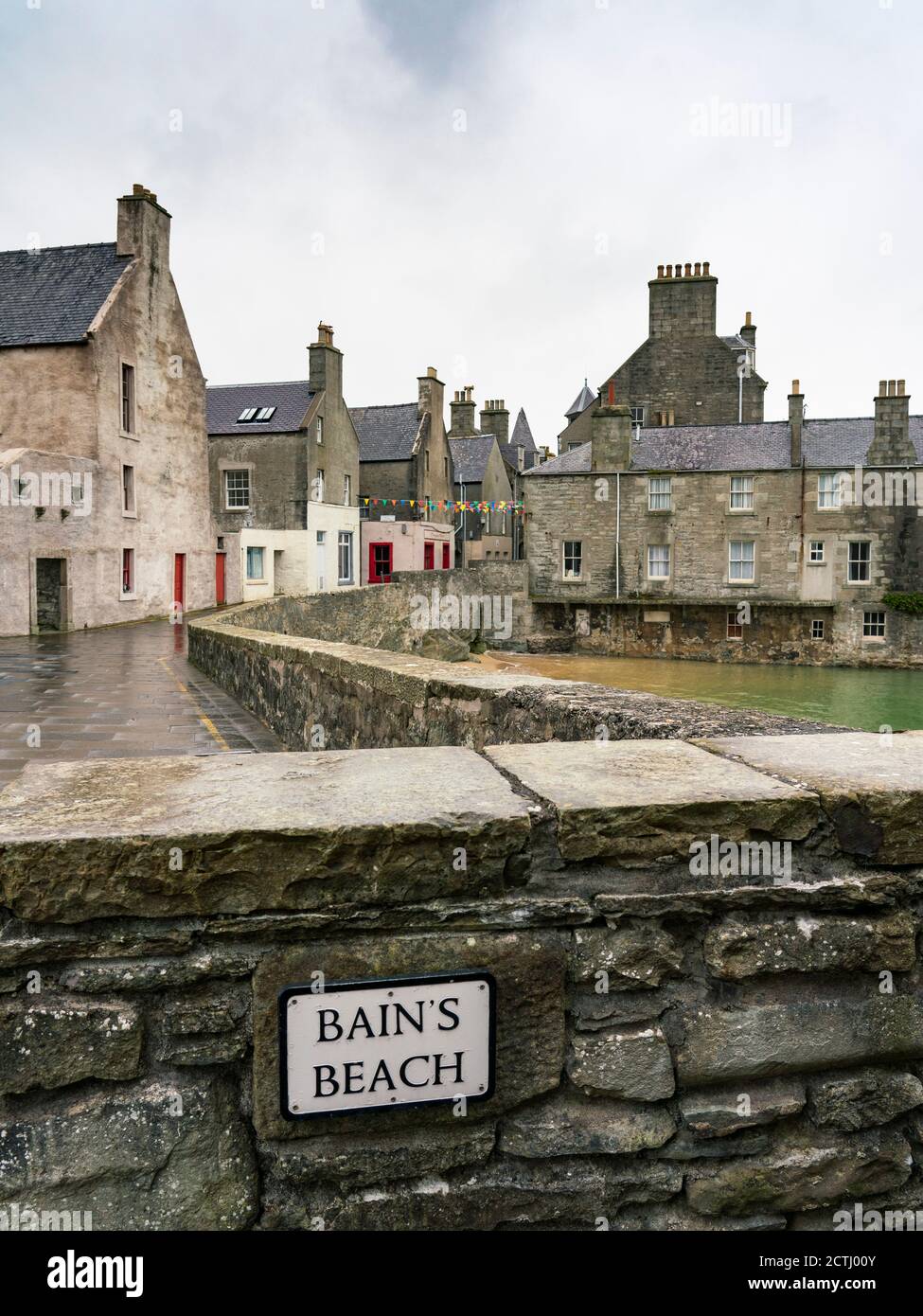 Vista della spiaggia di BainÕs sulla strada commerciale nel centro storico di Lerwick, Isole Shetland, Scozia, Regno Unito Foto Stock