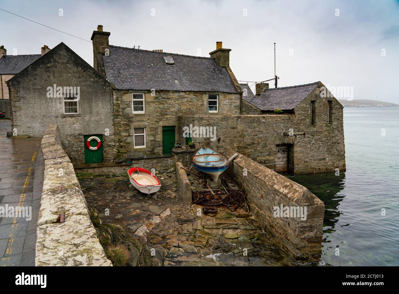 Vista esterna della vecchia Lodberrie (Lodberry) ex molo e magazzino a Lerwick, Shetland, Scozia, Regno Unito Foto Stock