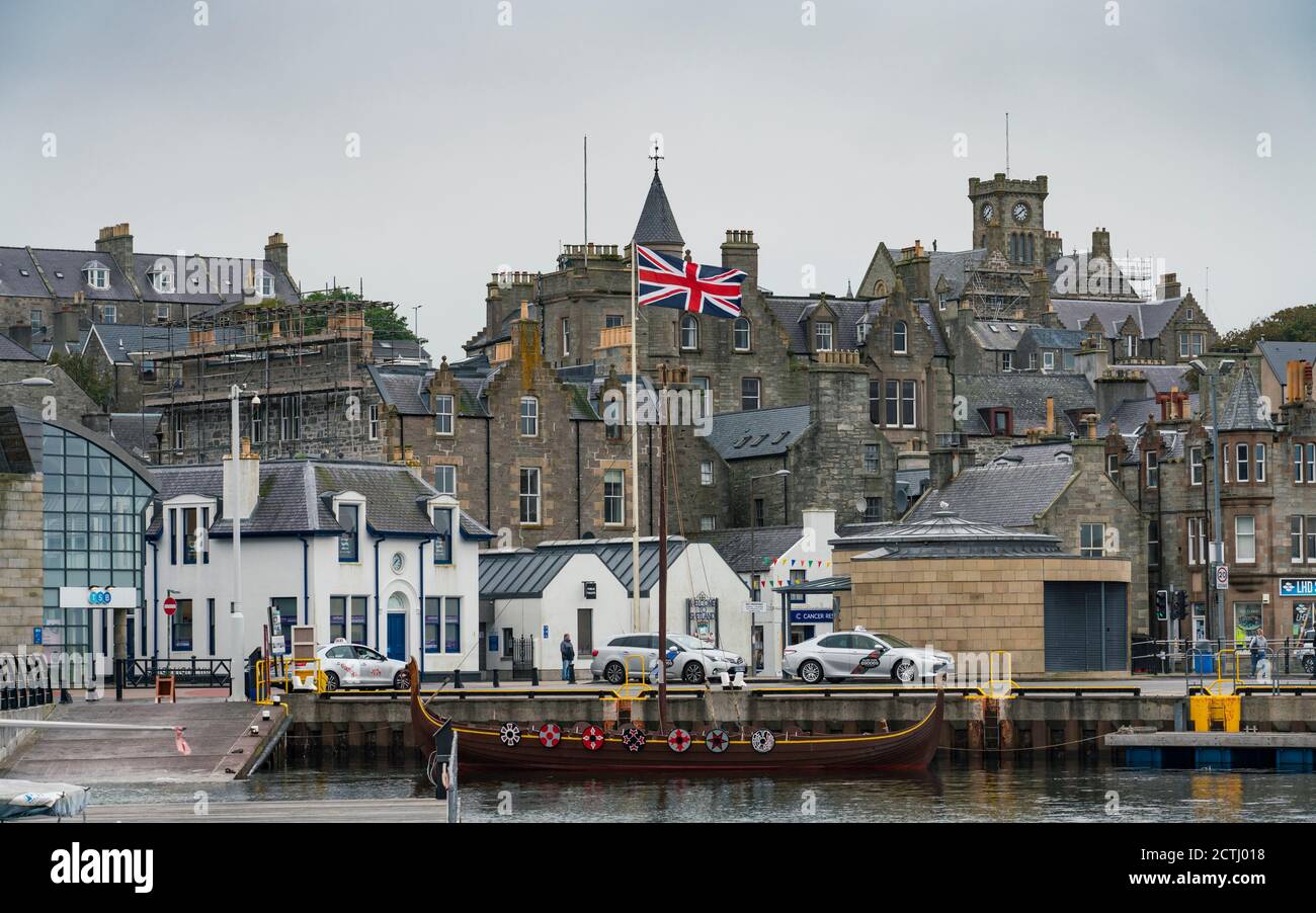 Harbour Esplanade con bandiera dell'Unione che vola a Lerwick, Shetland, Scozia, Regno Unito Foto Stock