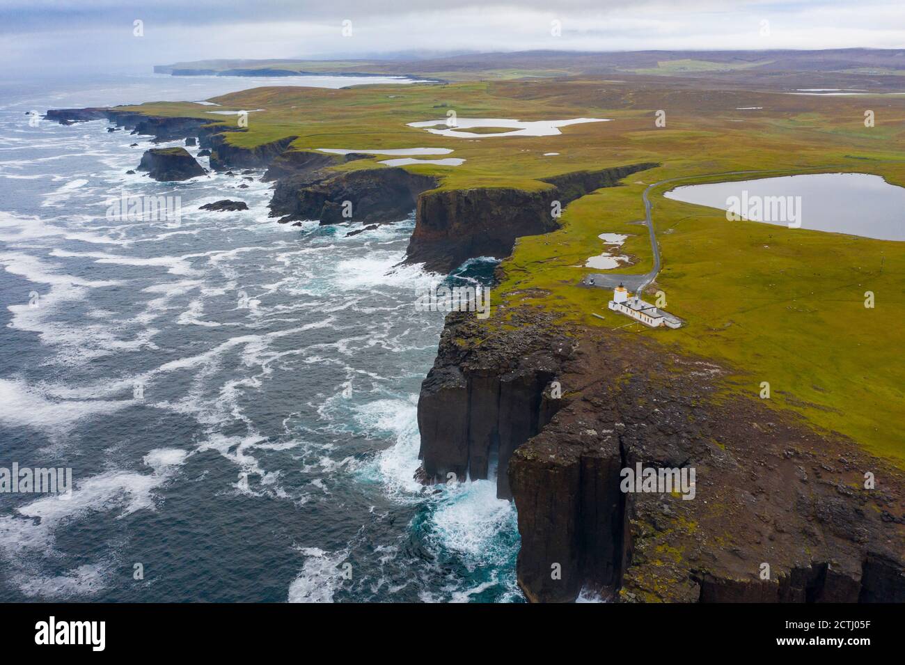 Spettacolari scogliere e faro sulla costa di Eshaness a Northmavine , terraferma settentrionale delle isole Shetland, Scozia, Regno Unito Foto Stock