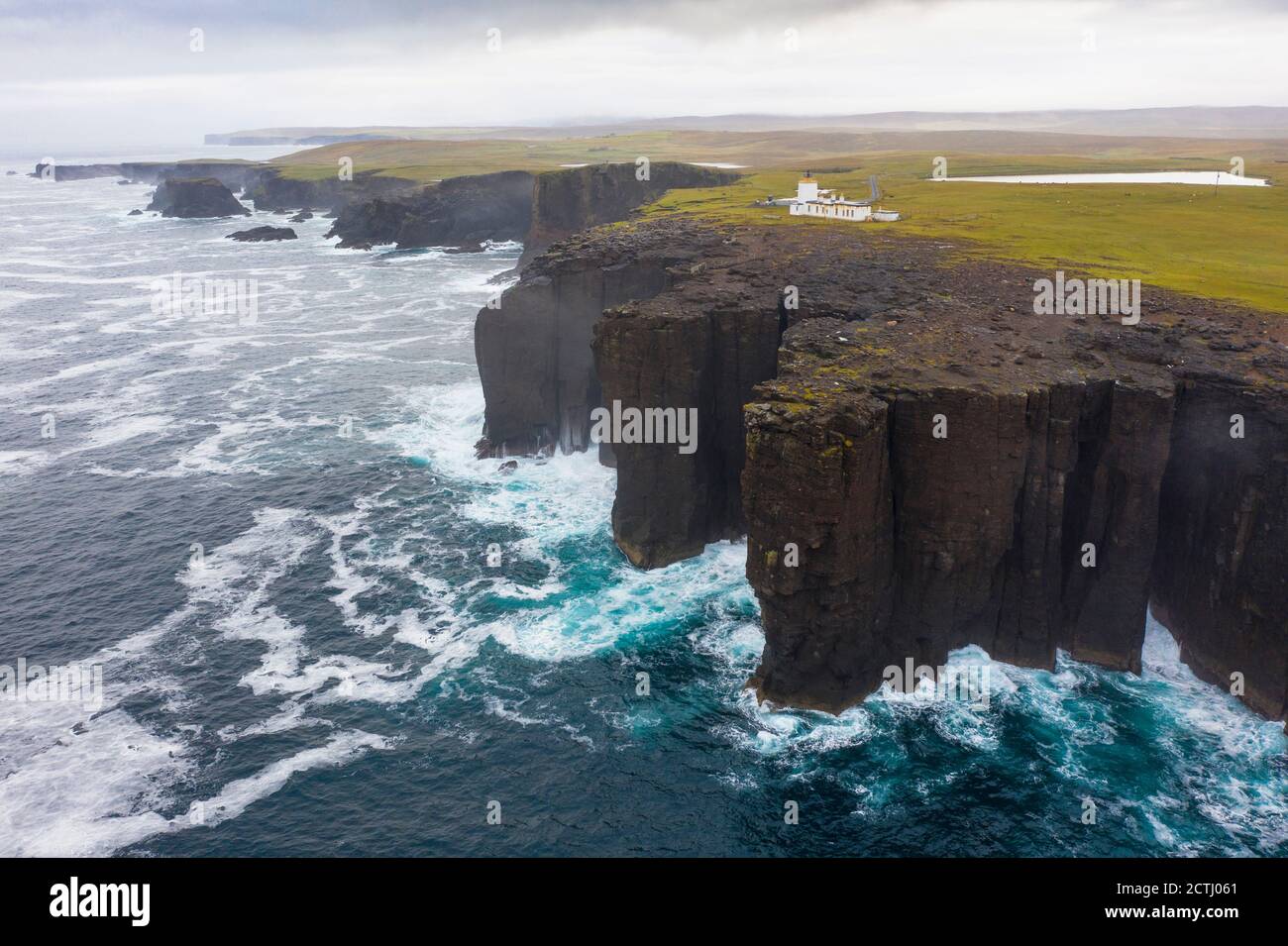 Spettacolari scogliere e faro sulla costa di Eshaness a Northmavine , terraferma settentrionale delle isole Shetland, Scozia, Regno Unito Foto Stock