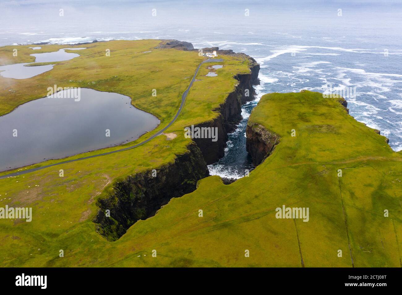 Guardando giù sul Geo di Calder e faro sulla costa di Eshaness a Northmavine , terraferma settentrionale delle Isole Shetland, Scozia, Regno Unito Foto Stock