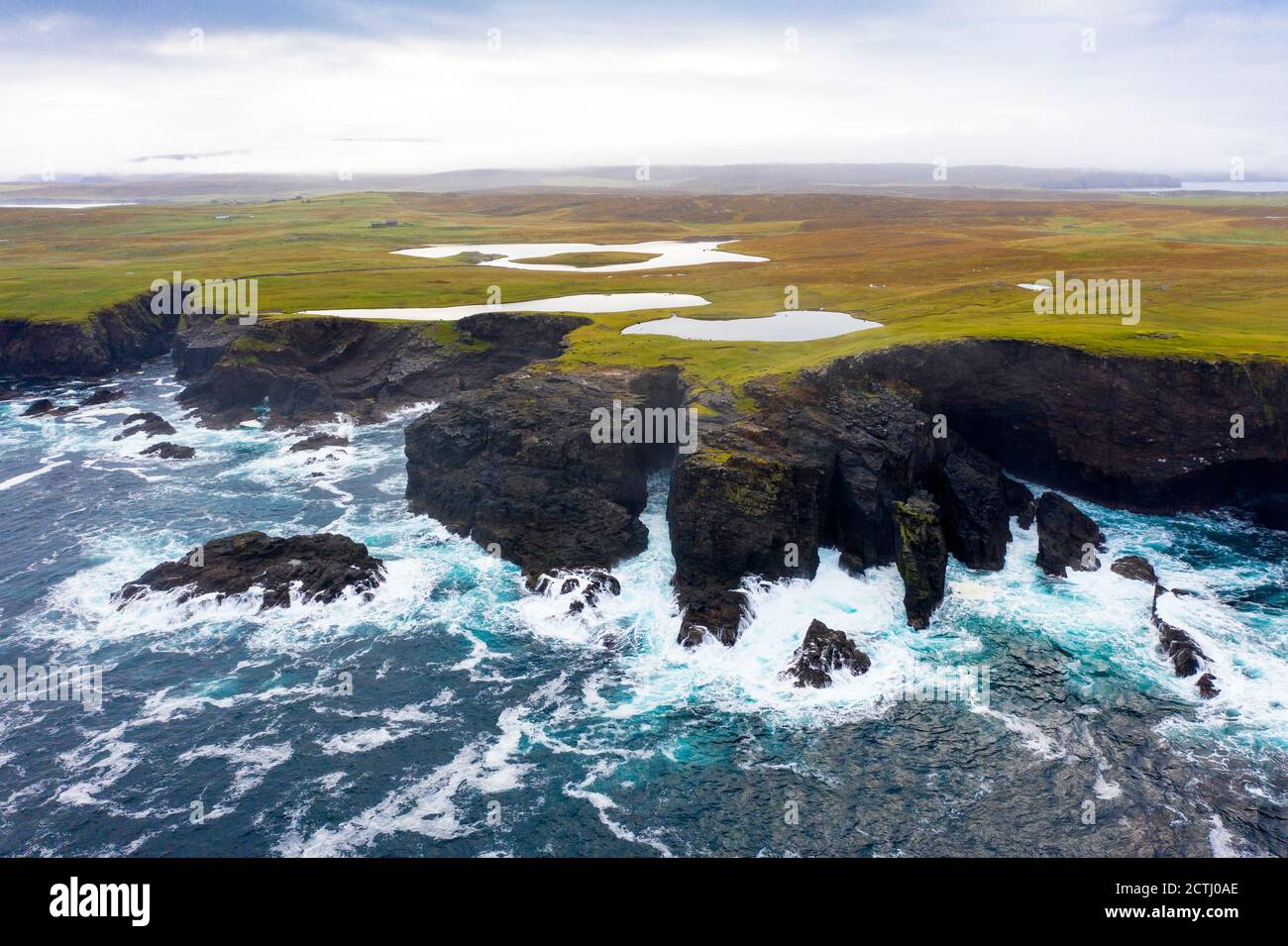 Spettacolari scogliere sulla costa di Eshaness a Northmavine , terraferma settentrionale delle isole Shetland, Scozia, Regno Unito Foto Stock