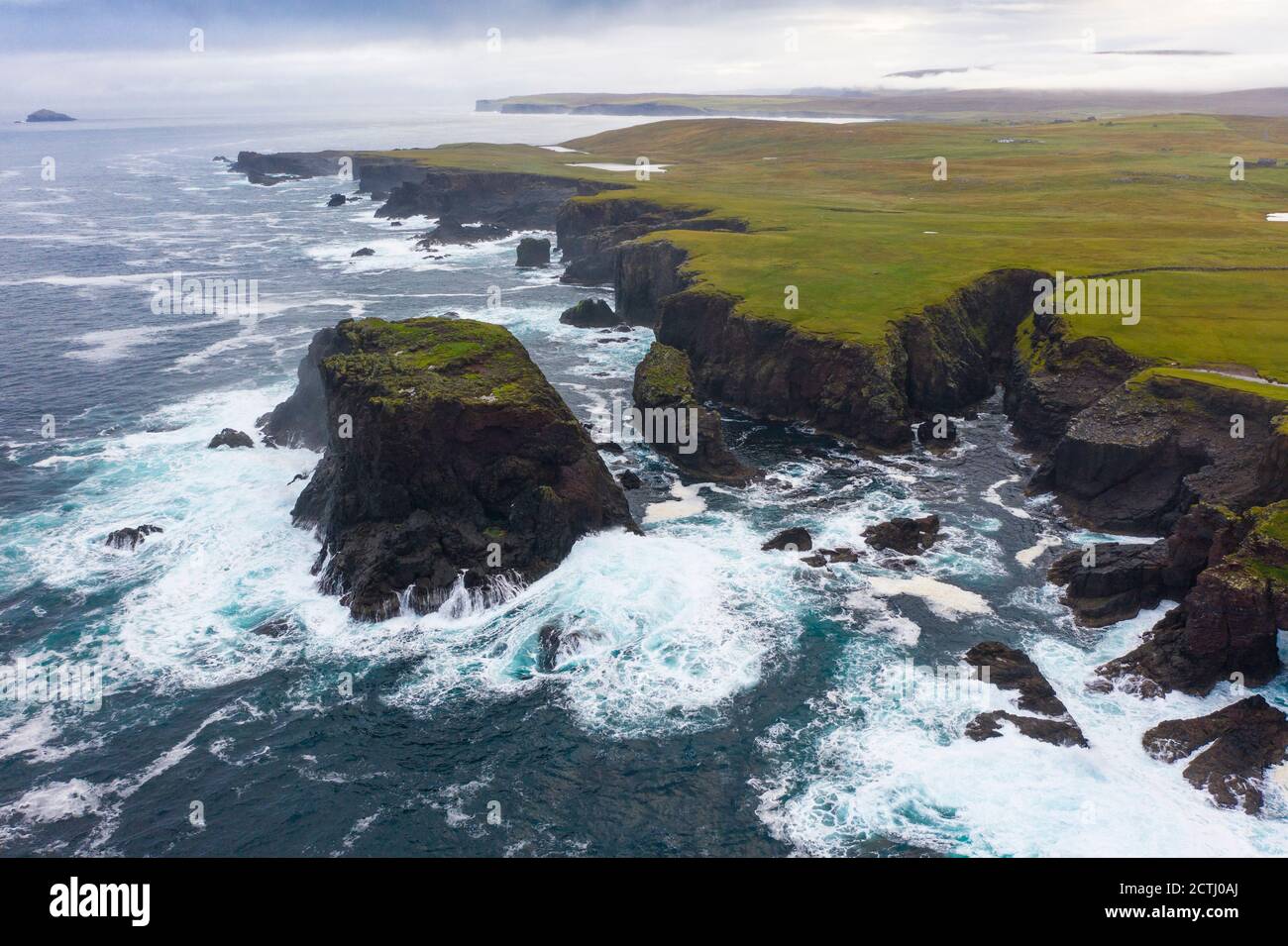 Spettacolari scogliere e Moo Stack sulla costa di Eshaness a Northmavine , terraferma settentrionale delle isole Shetland, Scozia, Regno Unito Foto Stock