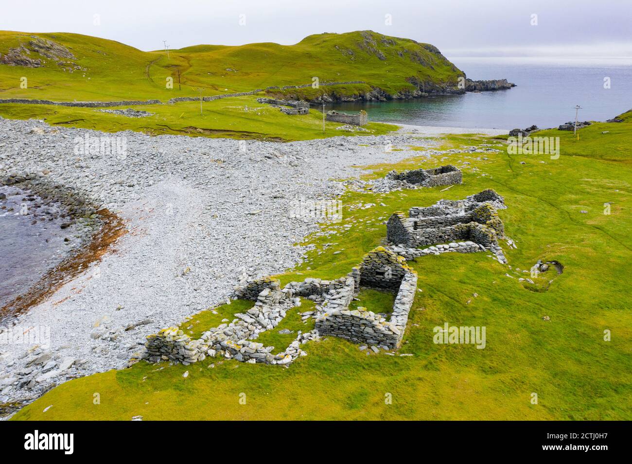 Case e crostate in rovina a Fethaland ex insediamento di pesca a North Roe, Shetland Islands, Scozia, Regno Unito Foto Stock