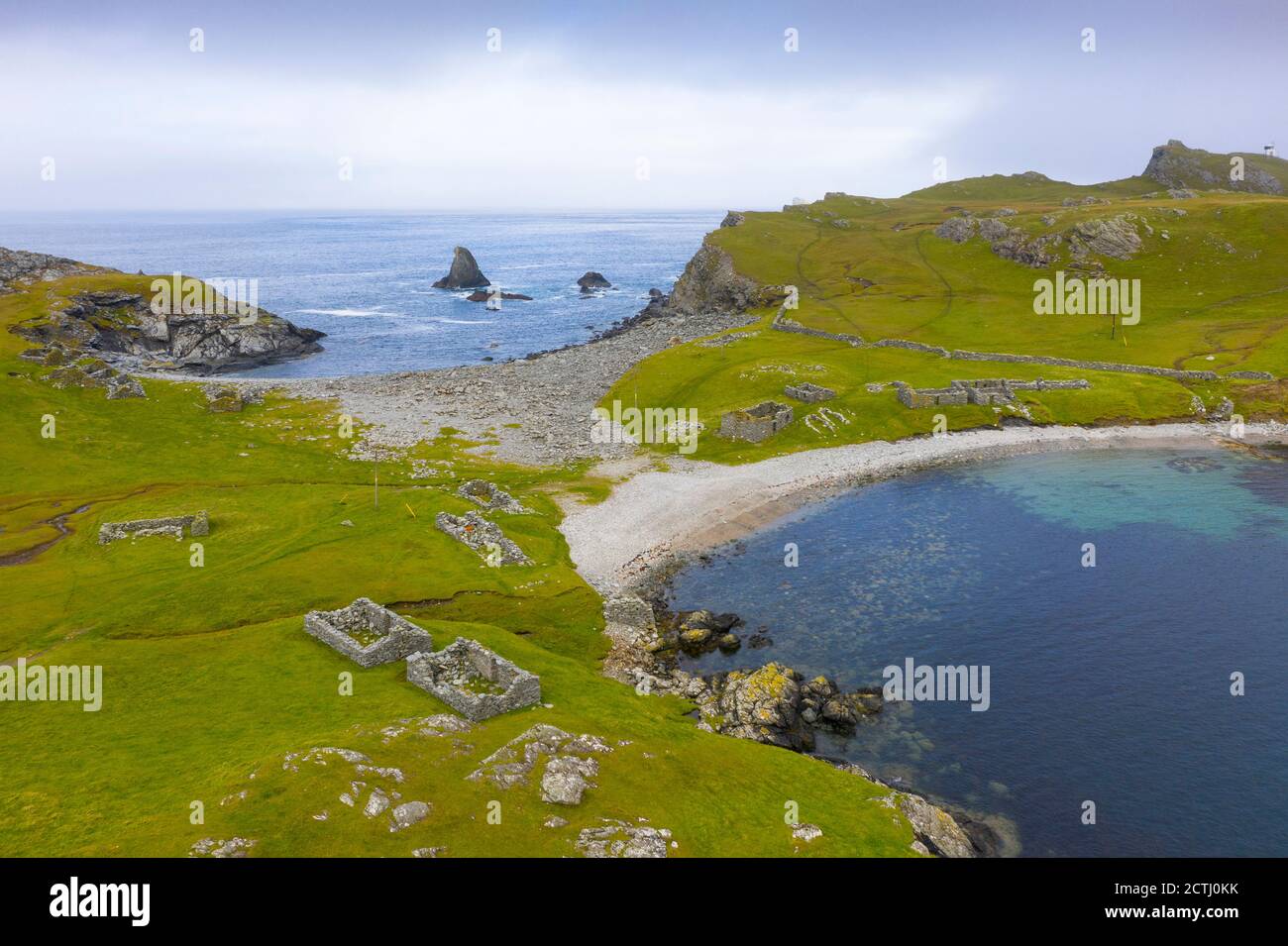 Case e crostate in rovina a Fethaland ex insediamento di pesca a North Roe, Shetland Islands, Scozia, Regno Unito Foto Stock