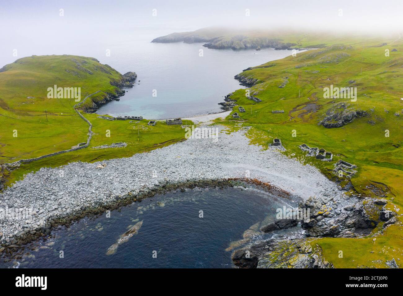 Case e crostate in rovina a Fethaland ex insediamento di pesca a North Roe, Shetland Islands, Scozia, Regno Unito Foto Stock