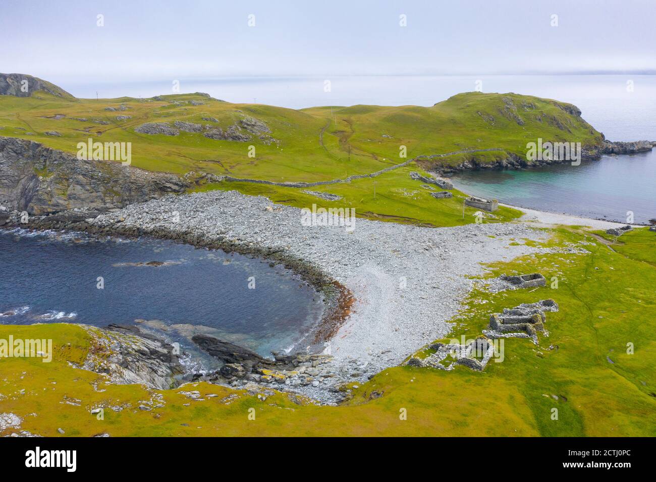 Case e crostate in rovina a Fethaland ex insediamento di pesca a North Roe, Shetland Islands, Scozia, Regno Unito Foto Stock