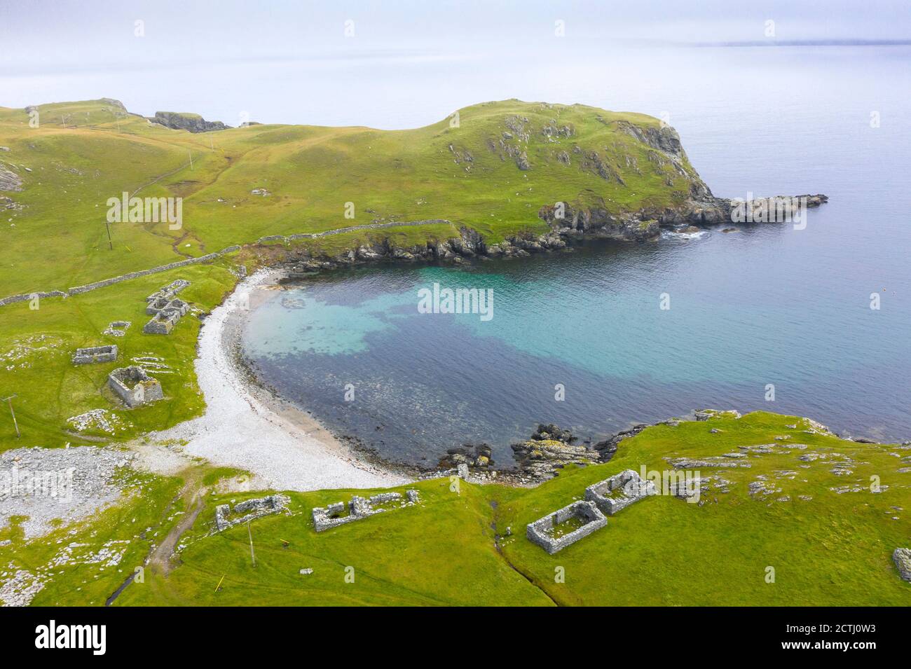 Case e crostate in rovina a Fethaland ex insediamento di pesca a North Roe, Shetland Islands, Scozia, Regno Unito Foto Stock