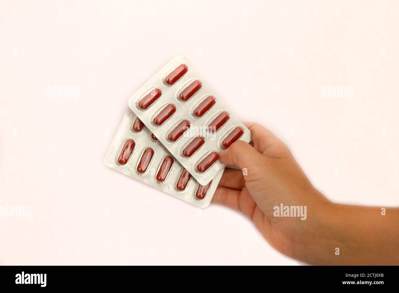 Donne mano Confezione da compresse in blister. Industria farmaceutica. Foto Stock