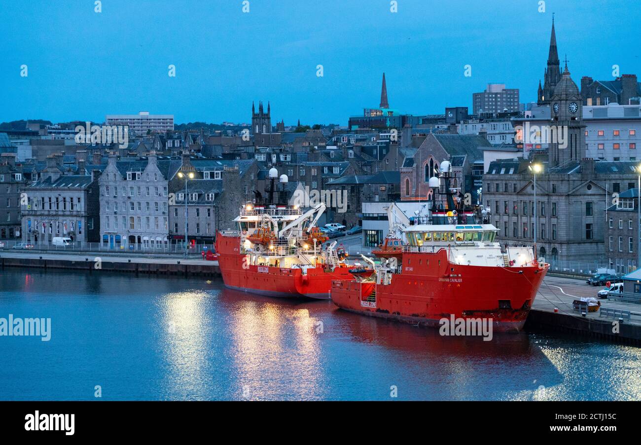 Vista mattutina del porto di Aberdeen con navi di supporto offshore dell'industria petrolifera del Mare del Nord ormeggiate, Aberdeenshire, Scozia, Regno Unito Foto Stock