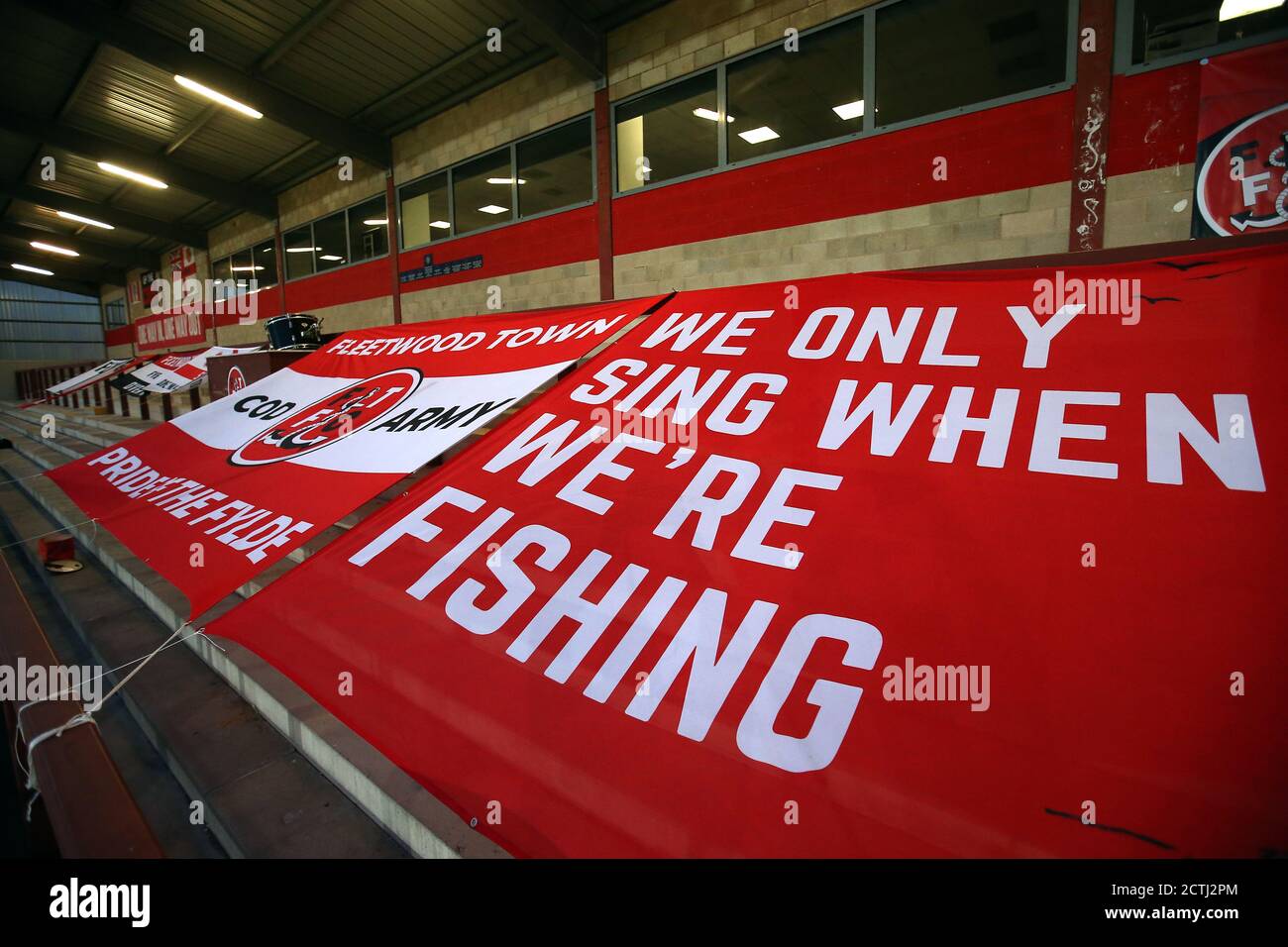 Fleetwood Town cantiamo solo quando stiamo pescando bandiera negli stand durante la terza partita della Carabao Cup all'Highbury Stadium, Fleetwood. Foto Stock