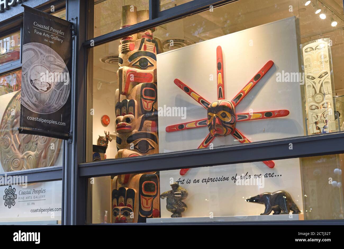 Arte indigena che comprende maschere, totem e opere d'arte alla Coastal Peoples fine Art Gallery su Water Street, nello storico quartiere Gastown di V. Foto Stock