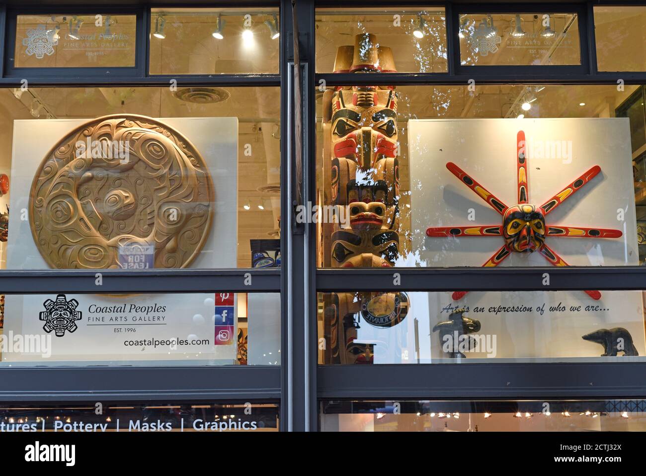 Arte indigena che comprende maschere, totem e opere d'arte alla Coastal Peoples fine Art Gallery su Water Street, nello storico quartiere Gastown di V. Foto Stock