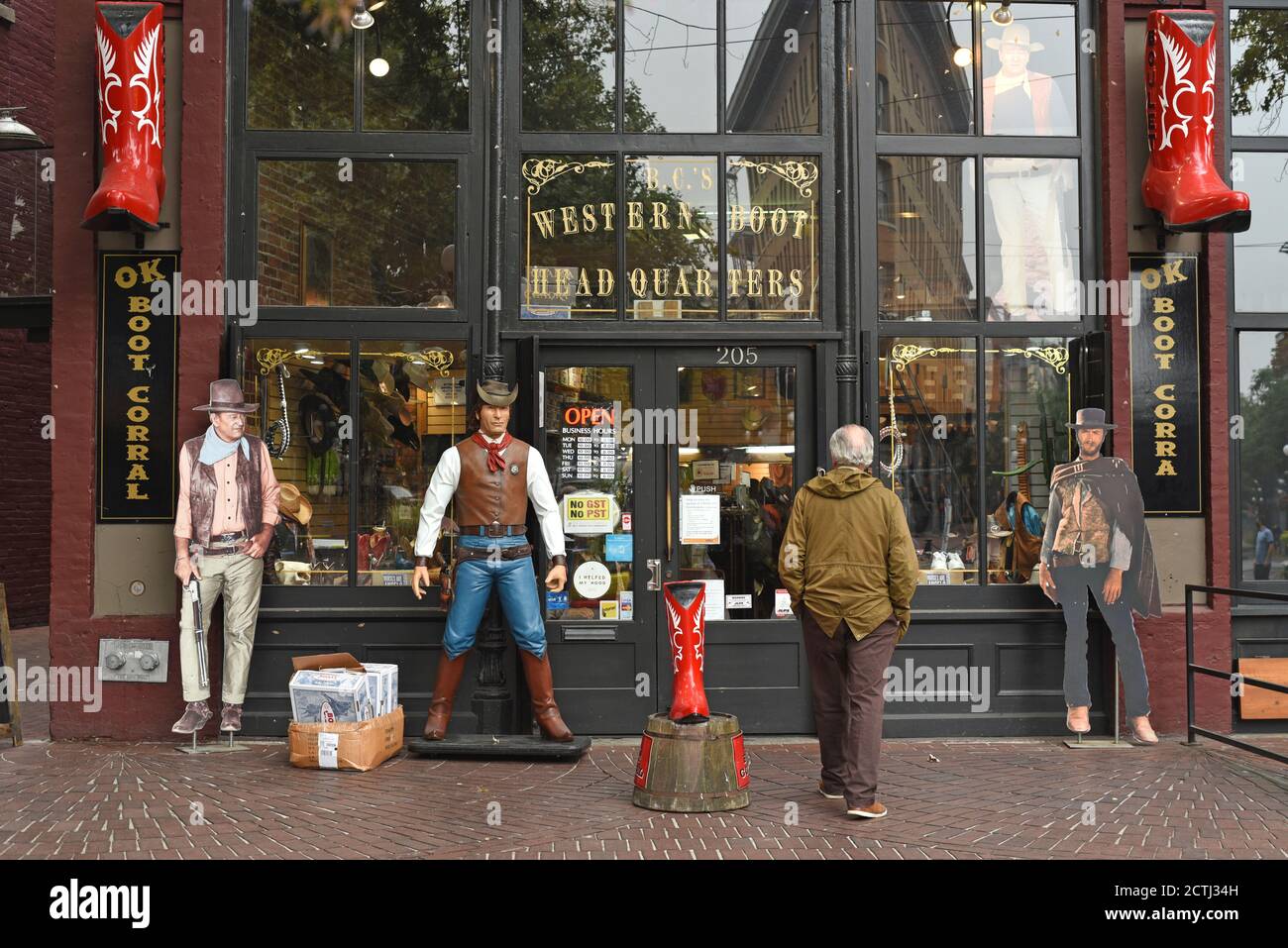 Abbigliamento e stivali in stile Western e cowboy in vendita presso un negozio nello storico quartiere Gastown di Vancouver, British Columbia, Canada Foto Stock